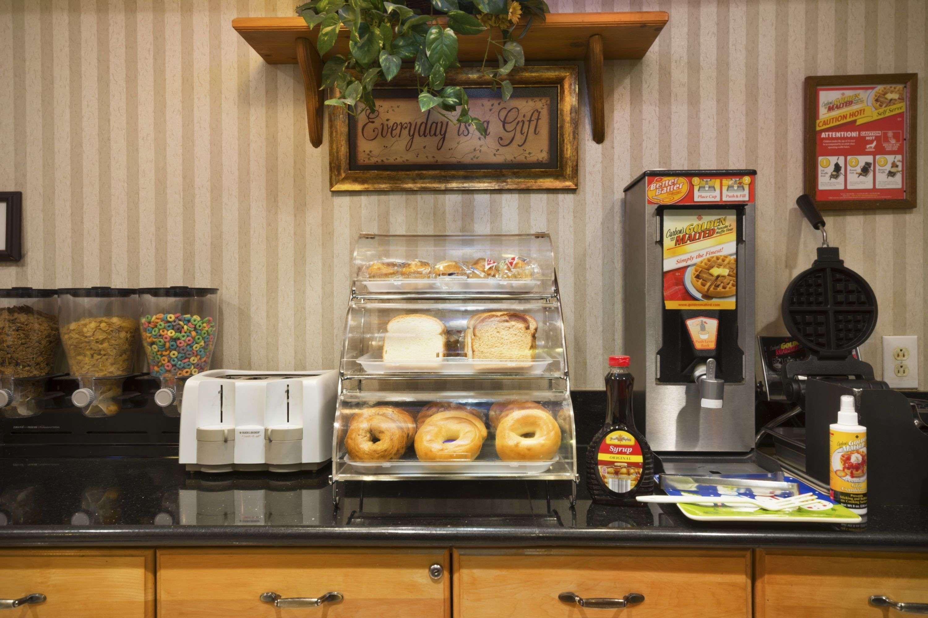 Microtel Inn By Wyndham Charlotte Airport מראה חיצוני תמונה